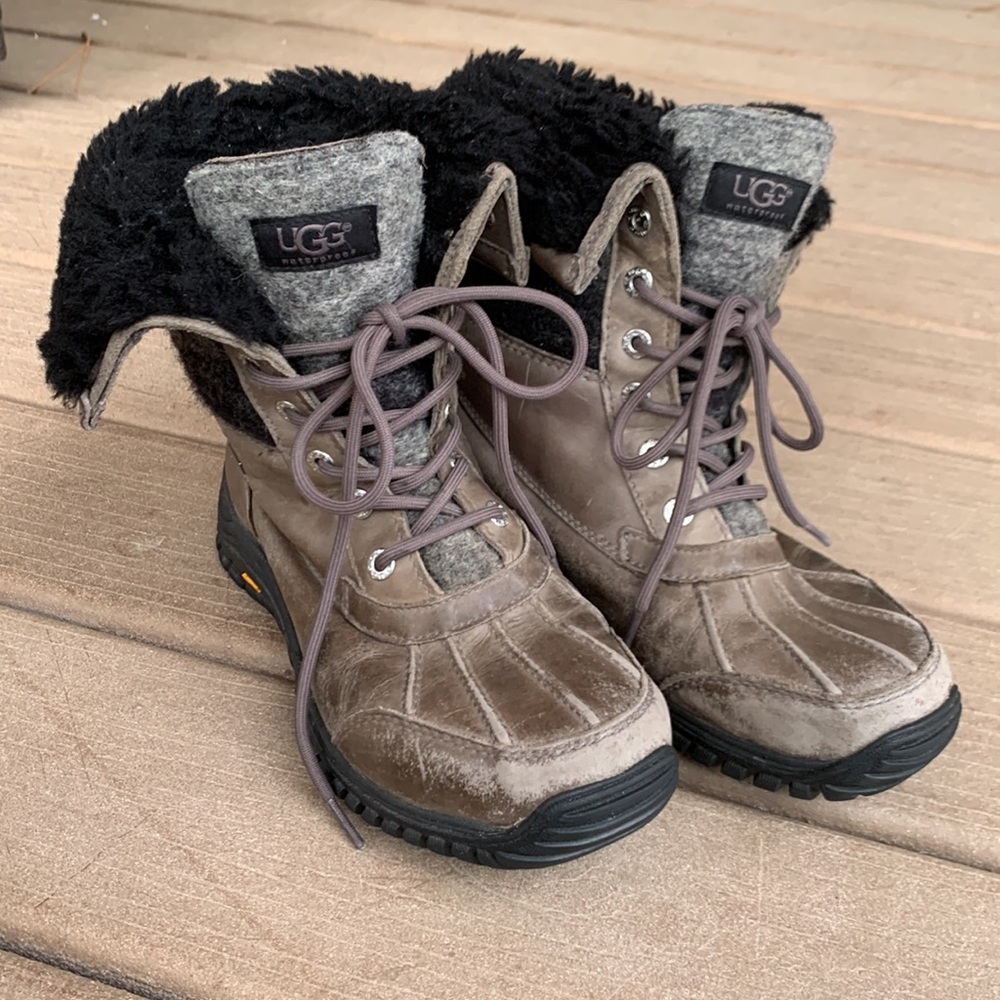 Ugg Australia Adirondack Gray & Black Sheepskin Lined Winter Boots 7.5